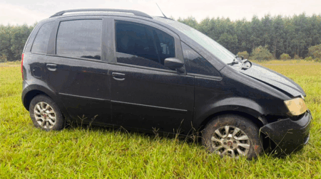 Fiat Idea foi furtado e abandonado pela dupla - FOTO: Polícia Militar Rodoviária/Divulgação