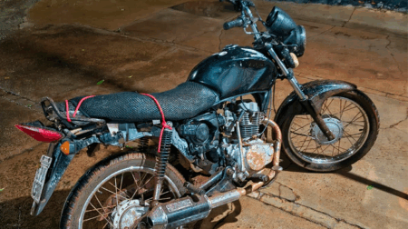 Moto foi apreendida - FOTO: Polícia Militar/Divulgação