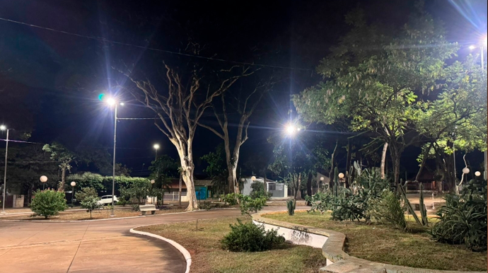 Seis meses depois, Praça da Bíblia volta a ter iluminação em Assis Prefeitura instala nova iluminação na Praça da Bíblia seis meses após reclamação de moradores - FOTO: Prefeitura de Assis/DIvulgação