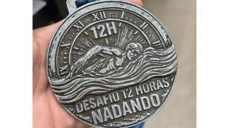 Participantes do “Desafio 12 Horas Nadando” receberão medalha em evento solidário que une esporte e arrecadação de alimentos. Foto: Divulgação