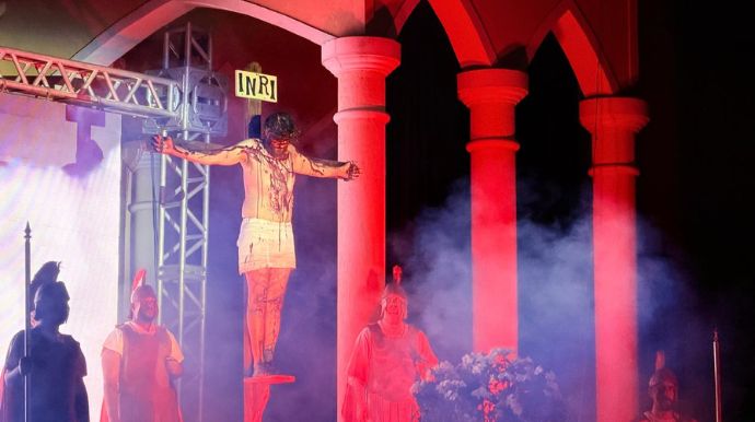 Fiéis acompanharam a encenação da Paixão de Cristo na Vila Adileta, em Assis, em uma noite marcada por fé, emoção e tradição. Foto: Fabiano Lopes