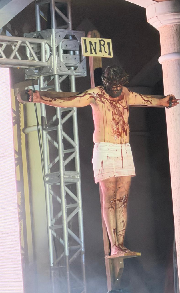 Fiéis acompanharam a encenação da Paixão de Cristo na Vila Adileta, em Assis, em uma noite marcada por fé, emoção e tradição. Foto: Fabiano   Lopes