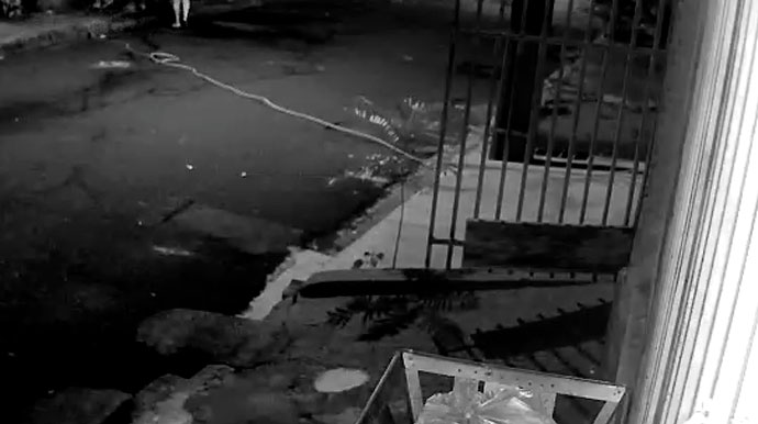 Homem ateia fogo na própria casa e incendio mobiliza vizinhos