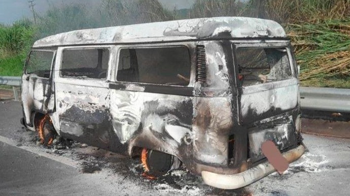 Kombi pega fogo na Rachid Rayes e interdita rodovia por quase duas horas em Echaporã