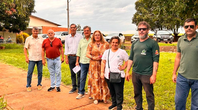 Voluntários do Asilo São Vicente de Paulo plantam 20 árvores frutíferas
