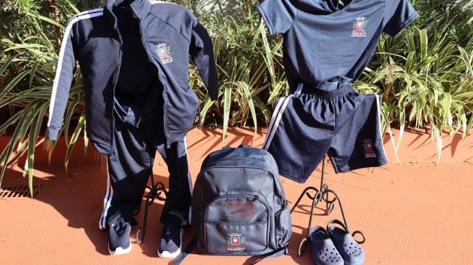 Kits entregues incluem calçados, uniformes para frio e calor, mochila e meias, garantindo mais conforto e igualdade aos alunos