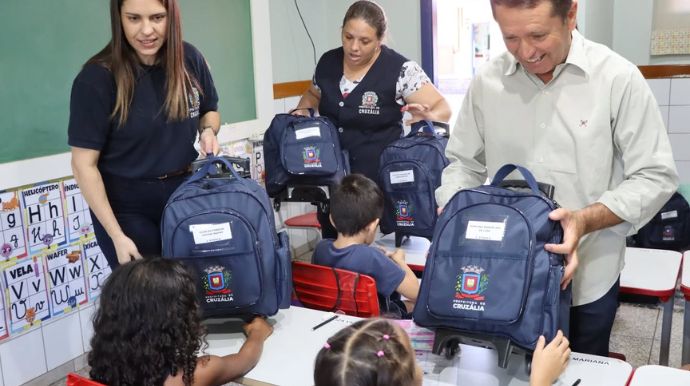 Prefeitura de Cruzália entrega kits completos de uniformes escolares para alunos da rede municipal Alunos da rede municipal de Cruzália recebem kits completos de uniformes escolares. Foto: Divulgação
