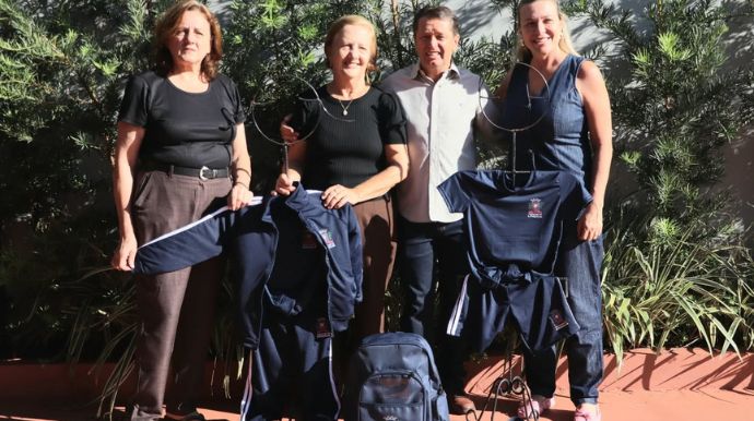 Kits entregues incluem calçados, uniformes para frio e calor, mochila e meias, garantindo mais conforto e igualdade aos alunos