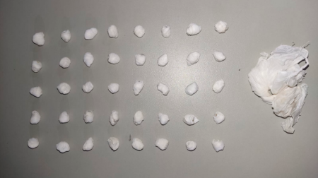 Indíviduo foi preso com 40 pedras de crack embaladas para venda - FOTO: Polícia Militar/Divulgação