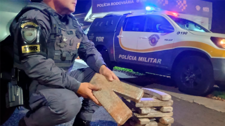 19 tabletes com drogas foram encontrados dentro do assoalho do veículo - FOTO: Polícia Rodoviária/Divulgação
