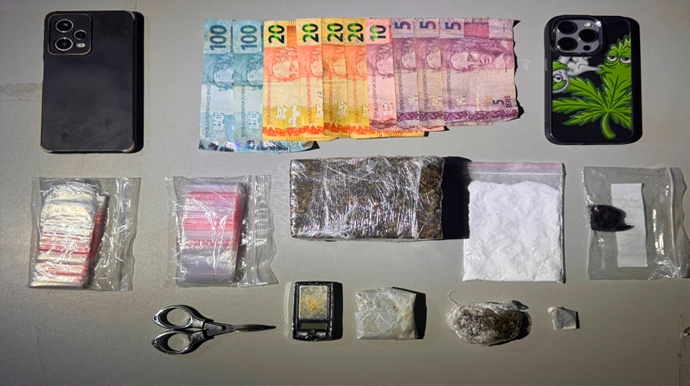 Drogas e materiais apreendidos - FOTO: Polícia Militar/Divulgação