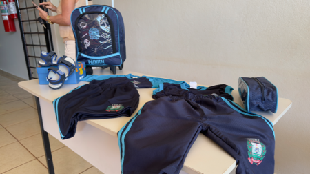 Kits escolares de Palmital acompanham mochila de rodinha, sandálias papetes, estojos, além dos uniformes escolares - FOTO: Prefeitura de Palmital