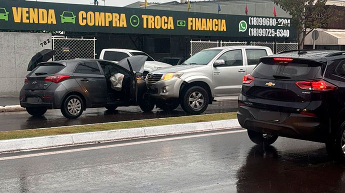 Carro invade canteiro central na contra mão e bate em caminhonete na Avenida Dom Antônio, em Assis