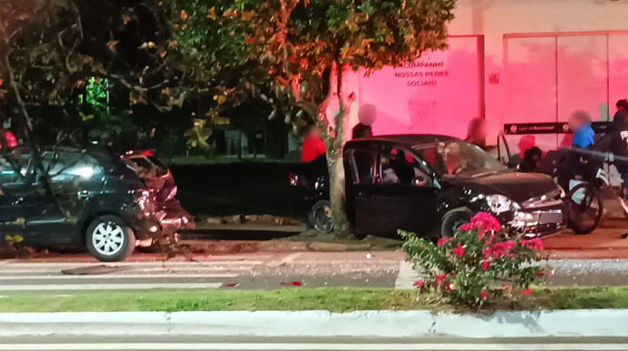 Motorista perde controle e atinge dois veículos estacionados na Avenida Dom Antônio