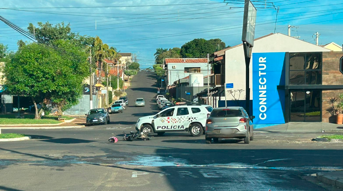 Acidente entre carro e moto deixa uma mulher ferida na avenida Otto Ribeiro em Assis Acidente aconteceu no início da manhã desta sexta-feira, dia 8 - FOTO: Enviada ao Portal AssisCity