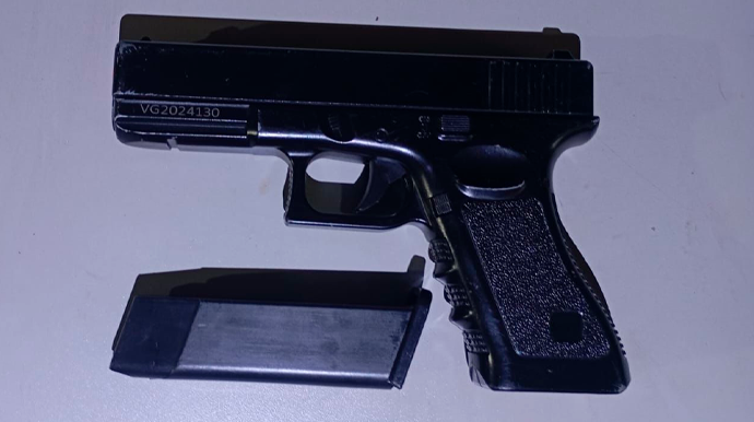 Homem é preso após tentar roubar carro com arma falsa em Assis Falsa arma foi apreendida junto com o suspeito - FOTO: Divulgação