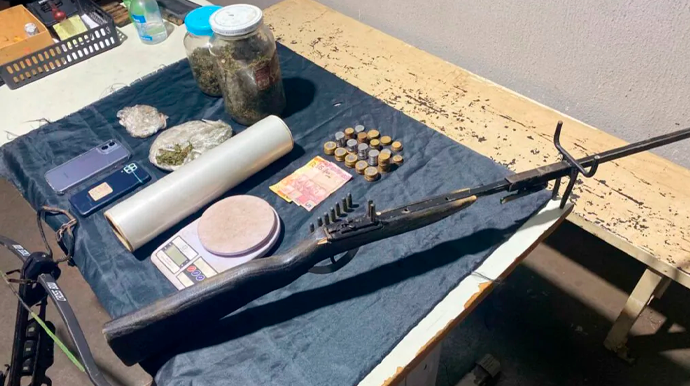 PM encontra estufa de maconha em chácara de Assis e prende homem por tráfico e posse ilegal de arma FOTO: Polícia/Divulgação
