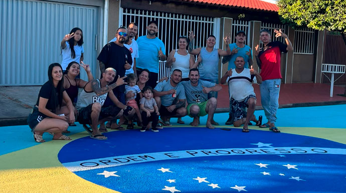 Há mais de uma década, família mantém tradição de decorar rua para a Copa do Mundo em Assis