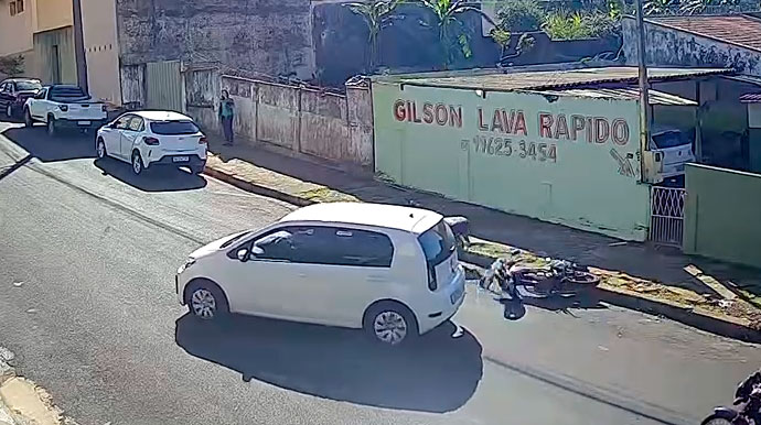Moradora busca identificar motorista que bateu em moto estacionada e deixou local sem prestar assistência em Assis