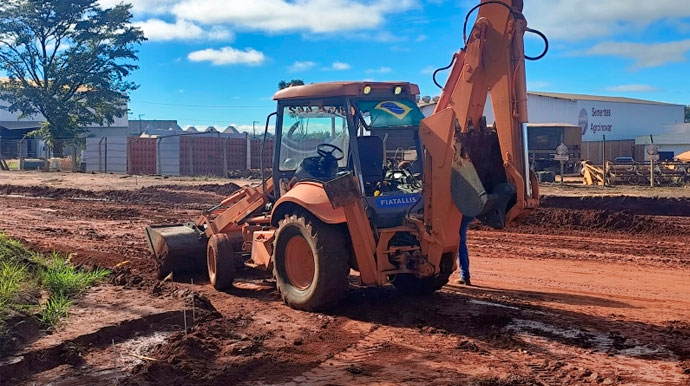 Após período de chuvas, Prefeitura realiza força-tarefa para retirar barro do CDA e retomar obras de terraplanagem