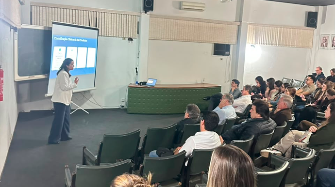Cardiologista Dra. Janaina Borges Salgado ministra aula sobre dor torácica em Programa de Educação Continuada da APM FOTO: Divulgação