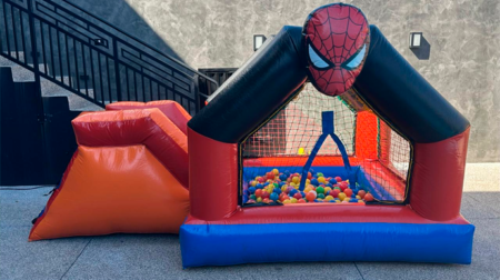 Piscina de bolinha do Homem Aranha com escorregador - FOTO: Divulgação
