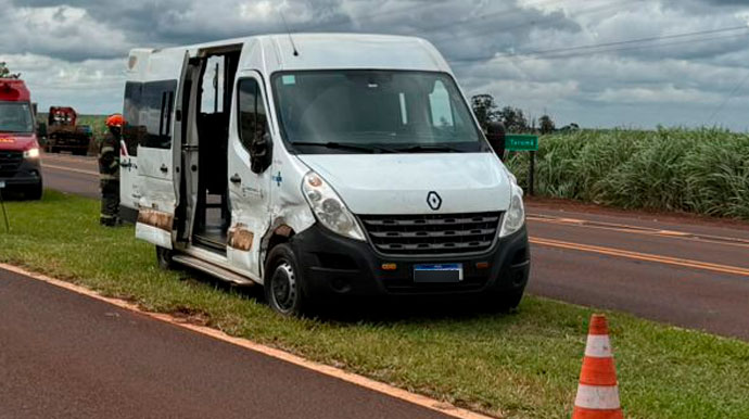 Ambulância da Saúde de Cândido Mota se envolve em acidente com caminhão-guincho no trevo de Frutal do Campo