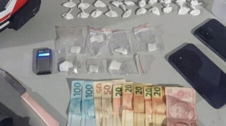PM apreende drogas, dinheiro e motocicleta durante flagrante de tráfico em Assis