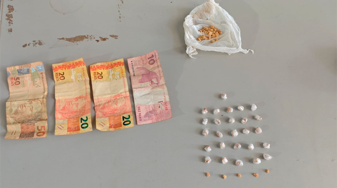 Homem de 52 anos é preso com crack e dinheiro durante operação da PM na Vila Progresso em Assis FOTO: Divulgação