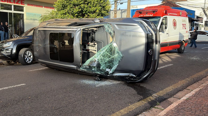 Motorista desrespeita o pare e provoca capotamento em Assis