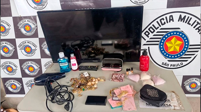 Após furtar casa, mulher é seguida por testemunha e presa com televisão e joias em Assis FOTO: Polícia/Divulgação